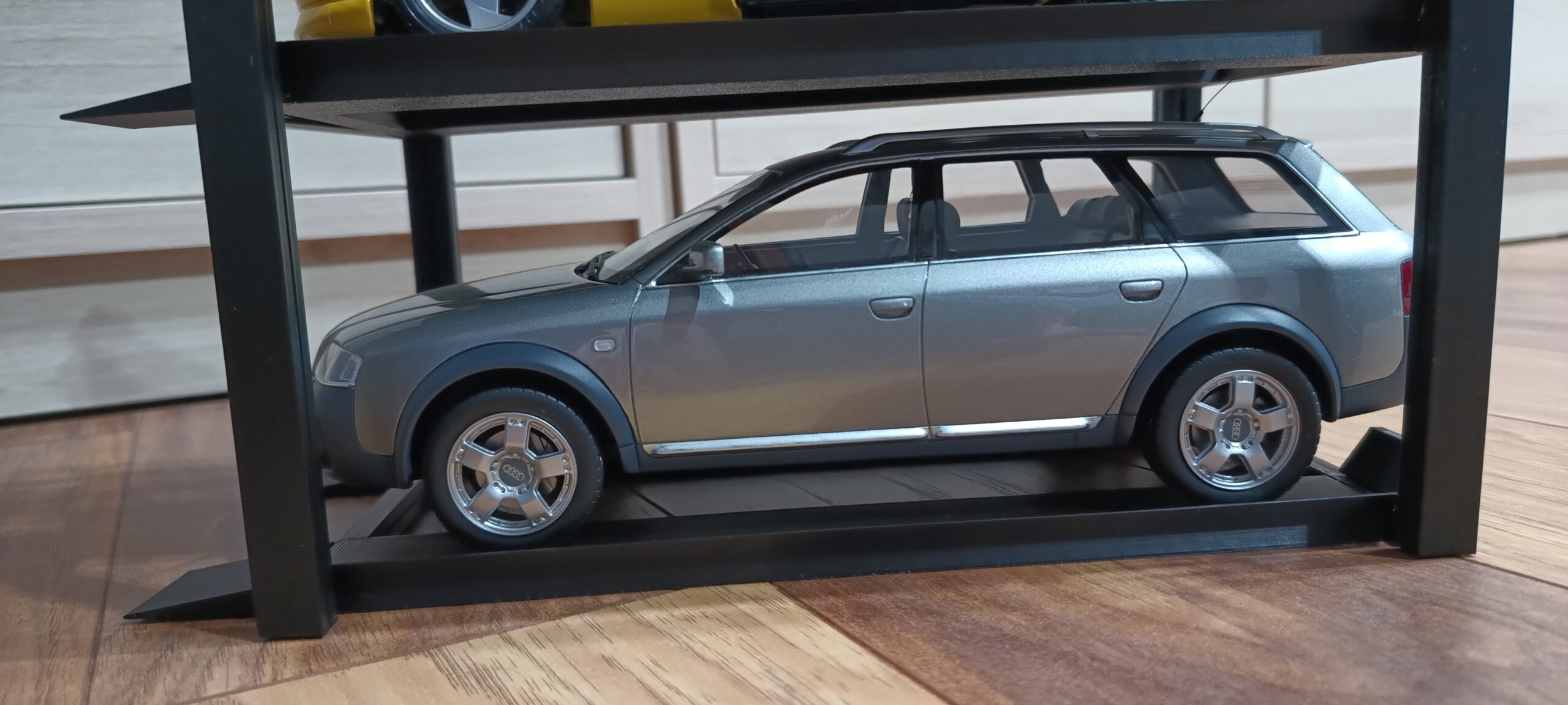 Ekspozytor 3 poziomy w skali 1:18 - obrazek 4