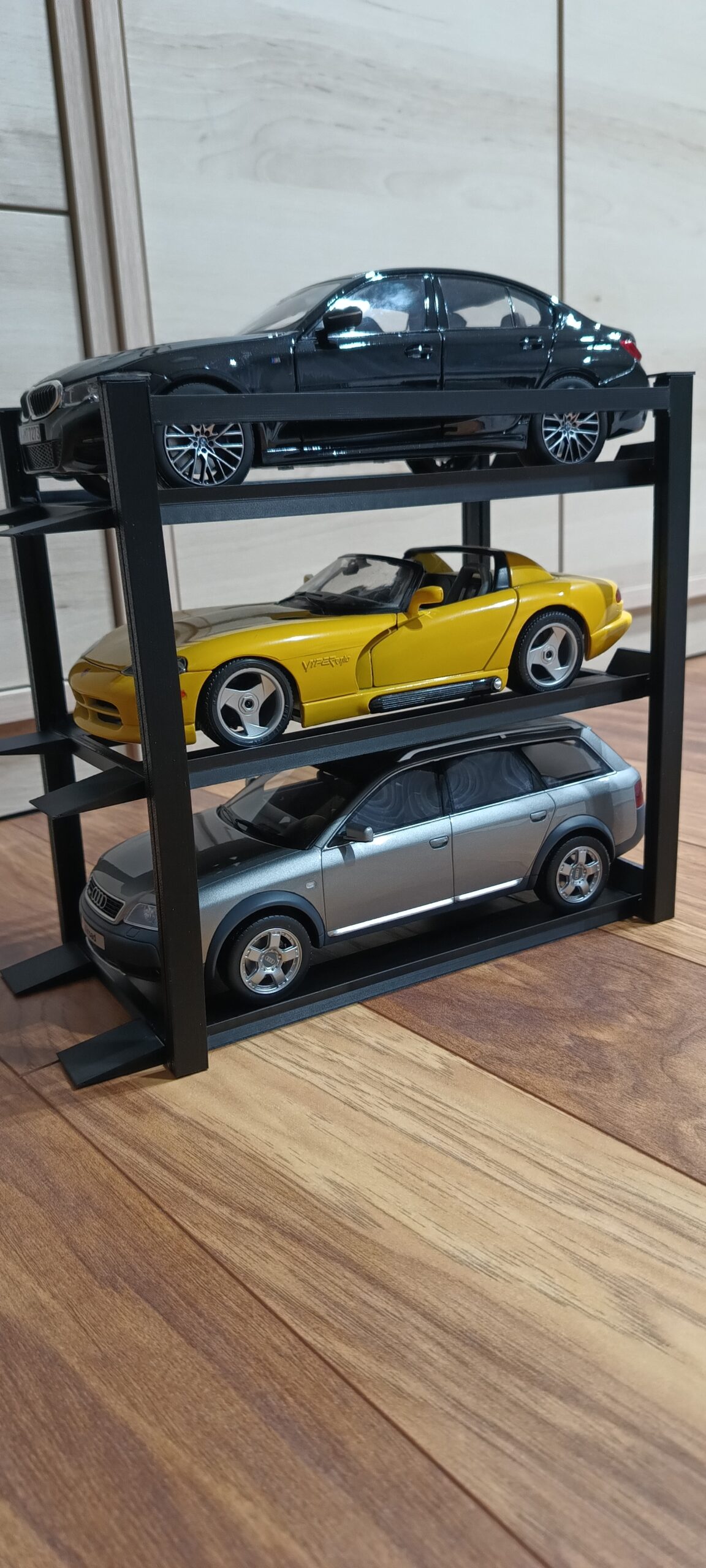 Ekspozytor 3 poziomy w skali 1:18