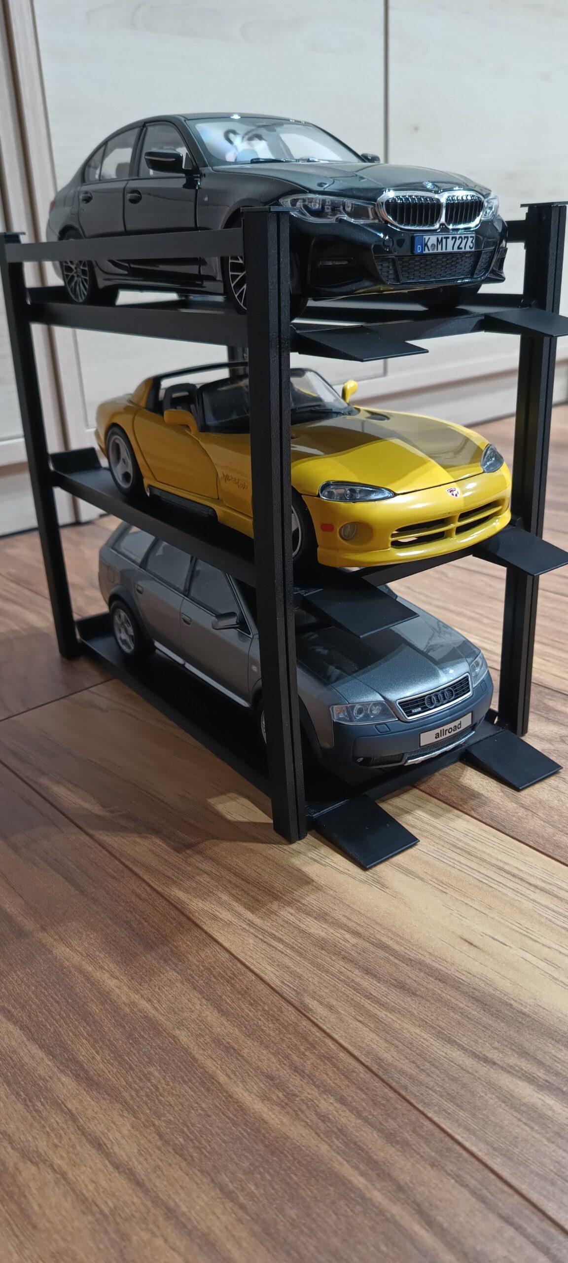 Ekspozytor 3 poziomy w skali 1:18 - obrazek 2