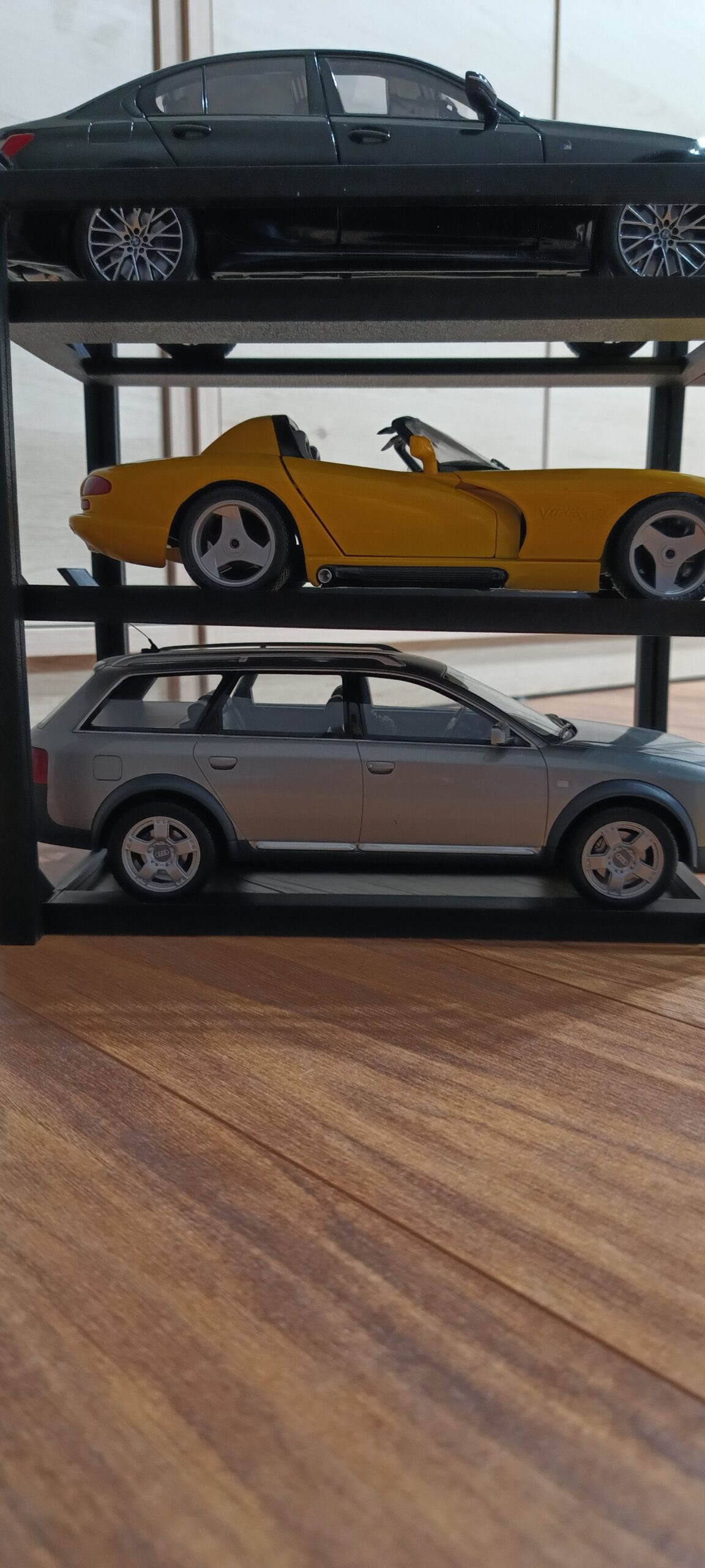 Ekspozytor 3 poziomy w skali 1:18 - obrazek 3