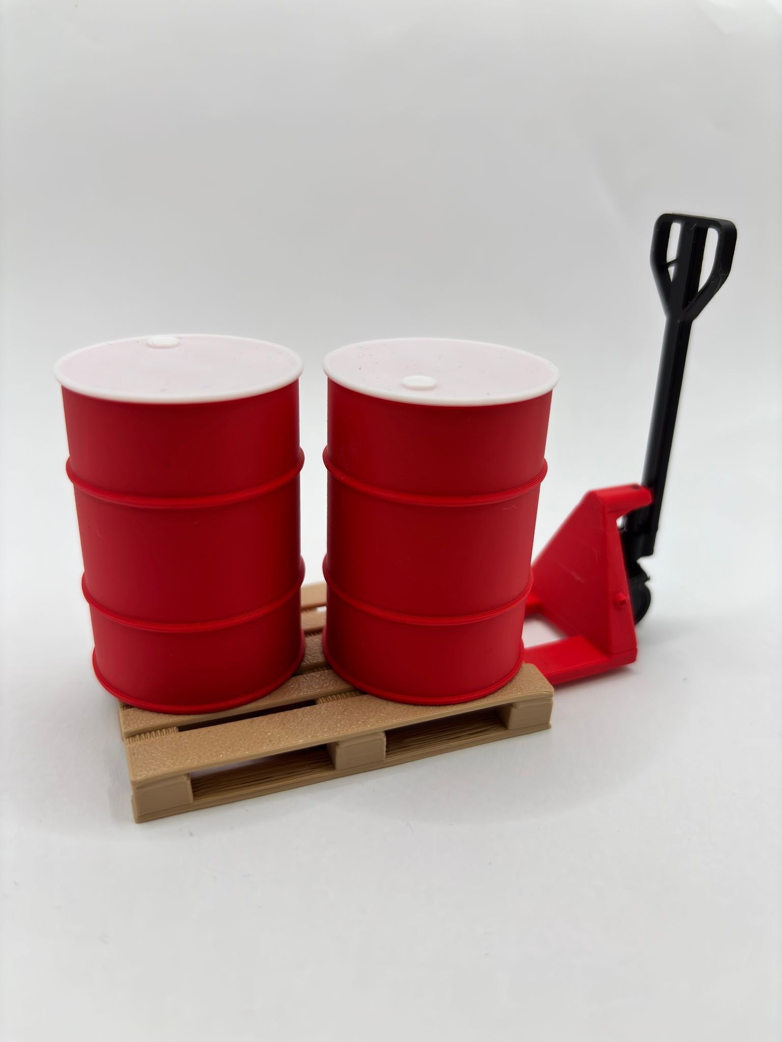 Zestaw paleciak, paletą i 2 beczki